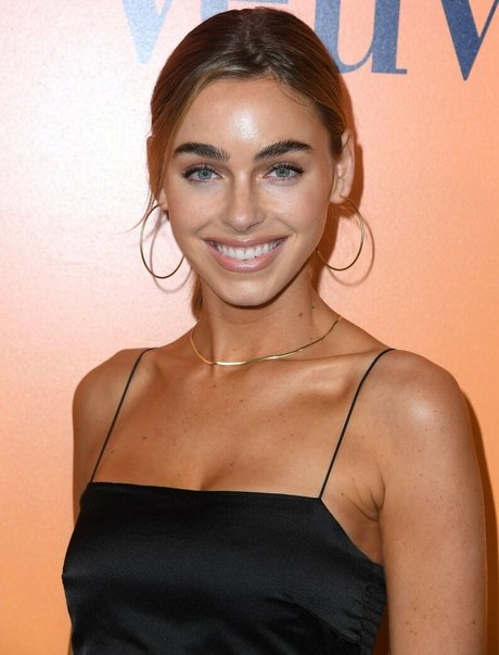 Elizabeth Turner porn model image