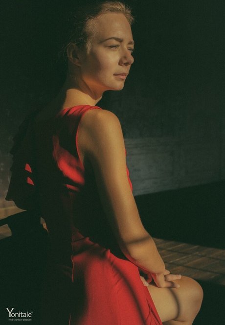 Madeline Y hot model pic