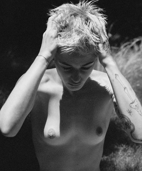 Esther Rose McGregor pornstar top picture