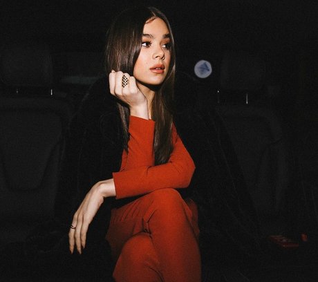 Hailee Steinfeld model hd image