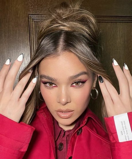 Hailee Steinfeld erotic model images