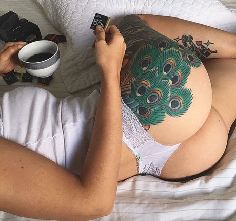 Emille Bee adult star img