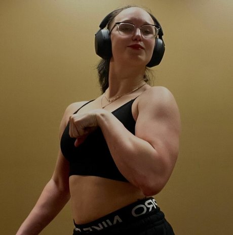 MuscleMommy002 star top picture