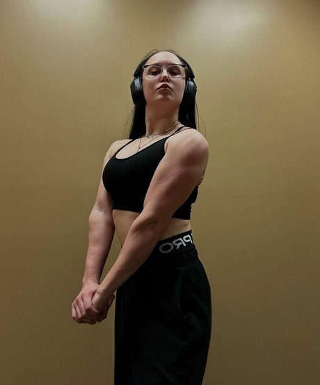 MuscleMommy002 sex star archive