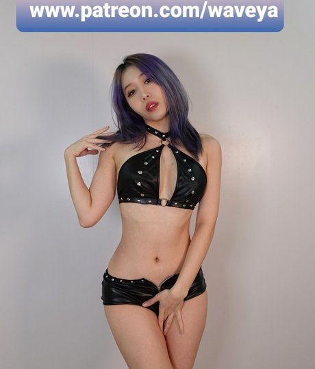 Waveya model naked image