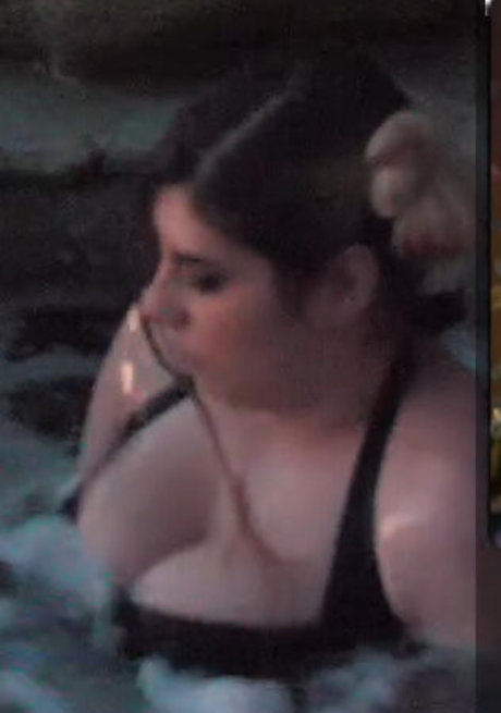 Alluux art model picture