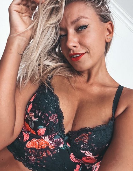 Amy Love porn model pictures