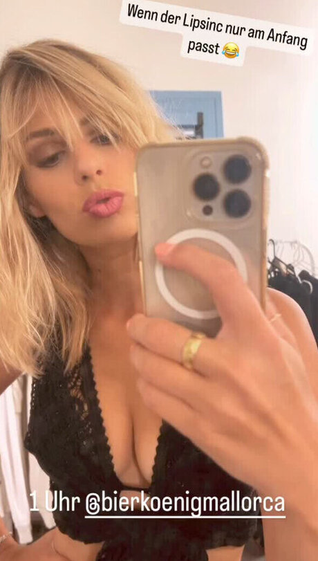 Carolina Peukmann art model photo