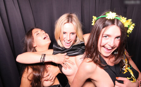 Photobox Flashes model erotic pic