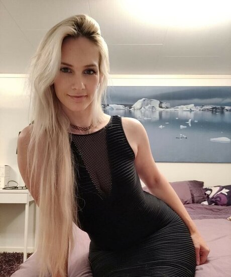 Amyzzin pornstar erotic images