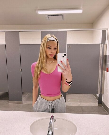 Sophia Horvath pretty actress photos