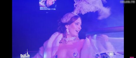 Liza Waschke naked model image