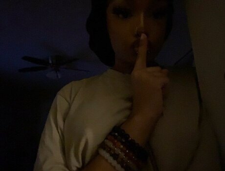 mybonez model erotic photo