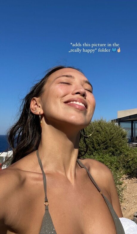 Adorable Caro art model picture