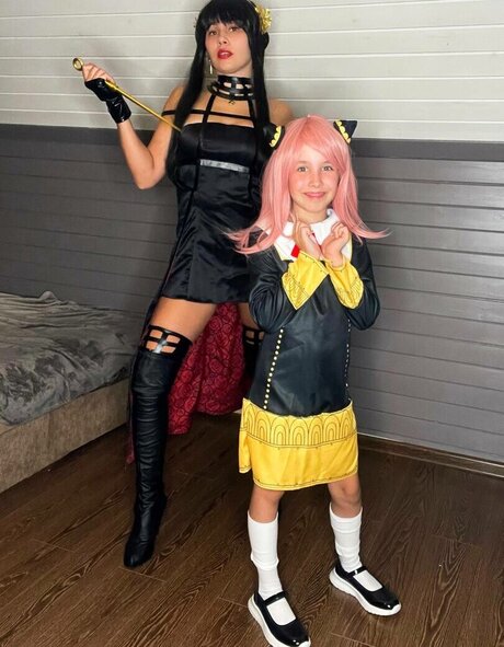 Red Saya erotic model picture