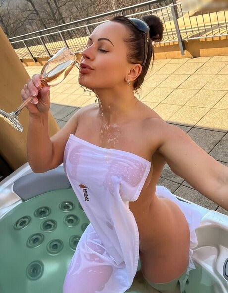 Anita Mil n beautiful star image