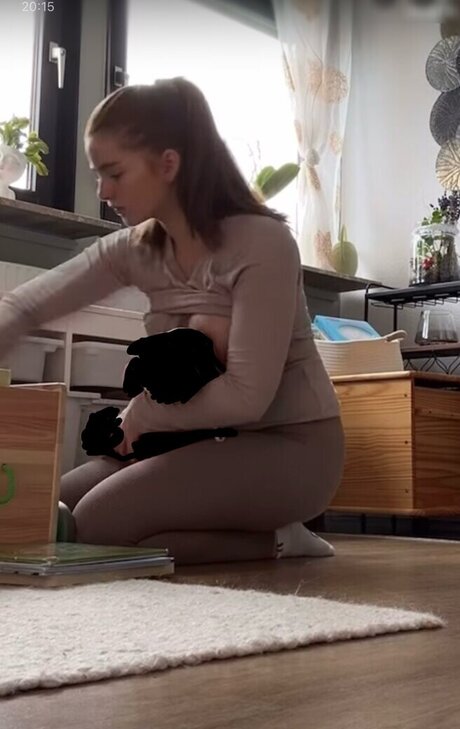 Julia Schulze star hot image