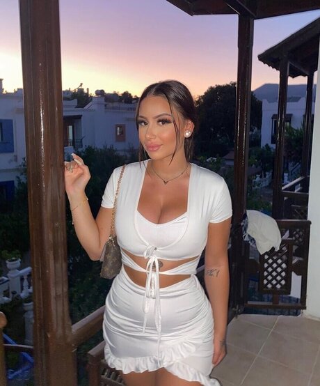 selinkitmir model top photo