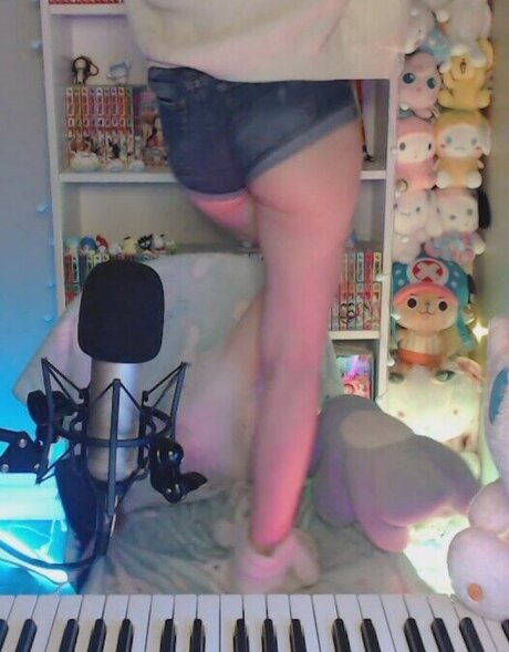 Skymi chan model naked picture