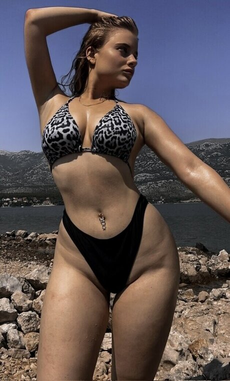 Milena Sing model best image