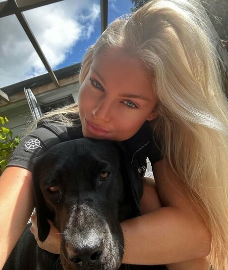 mollymercedes model nude photo