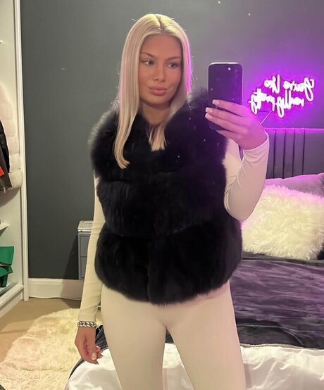 mollymercedes hot star picture