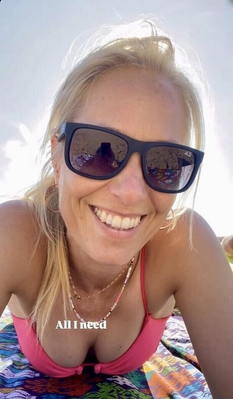 Angela Finger Erben model art img