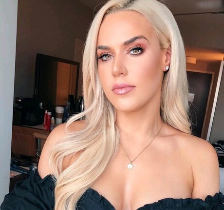 CJ Perry aka Lana model art photos