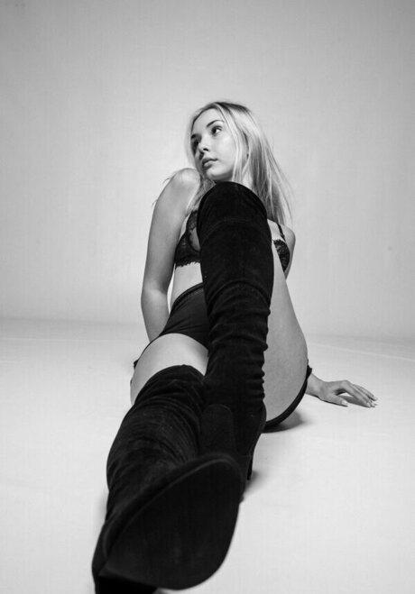 kamilalenajanicka naked star photo