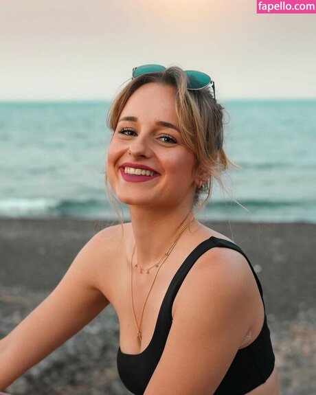 Camille LV star high quality pics