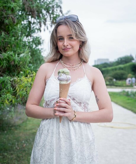 Camille LV model hd images