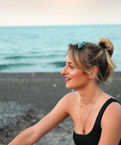 Camille LV model high quality pic