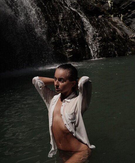 Eliz fit naked actress archive