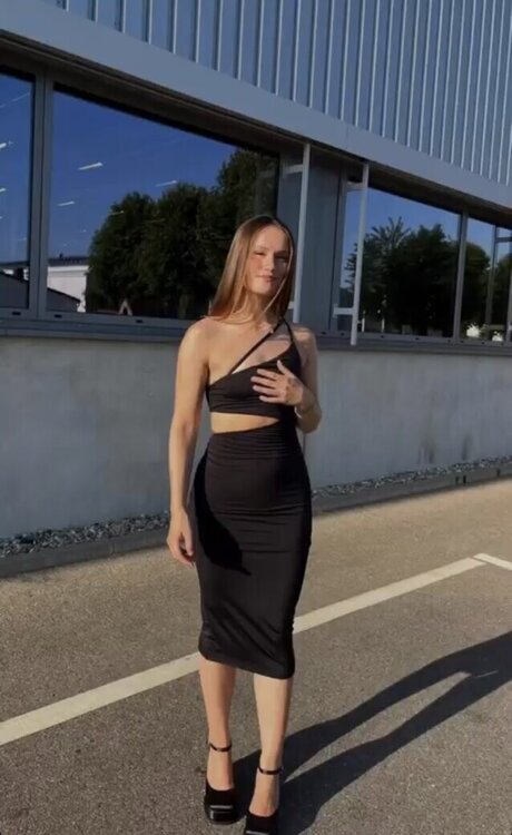 Wer ist das_ naked model img