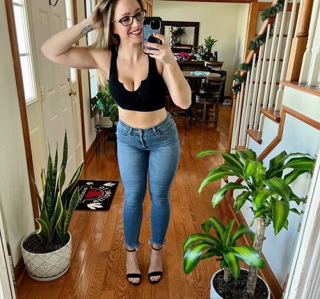 Nora Rose model sexy picture