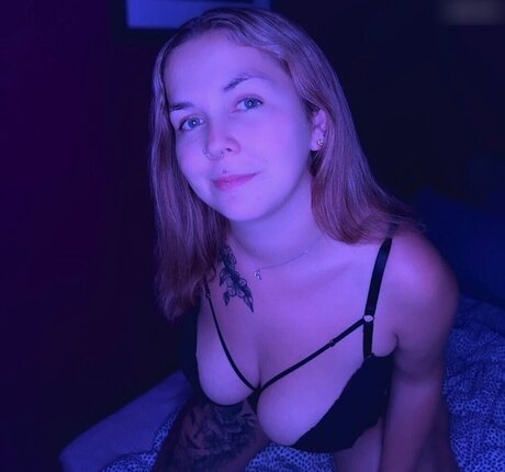 ThisIsEmmi naked star img