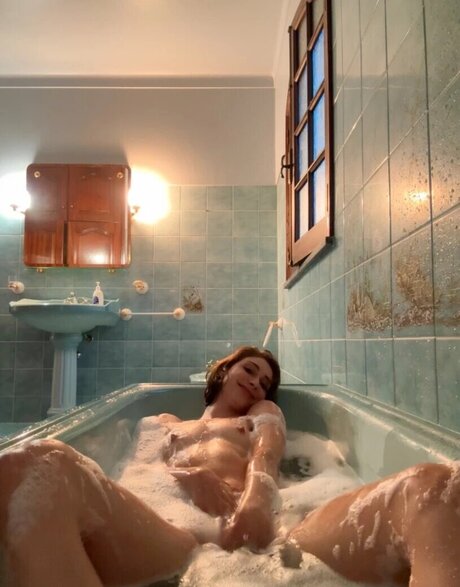 Karrrlie model naked img