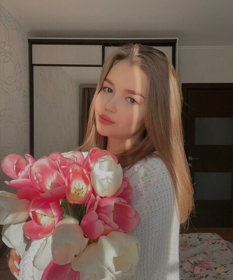 skinny blonde milf onlyfans top pic