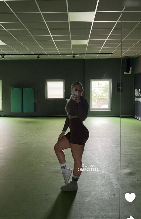 Lara Charlottee star exclusive picture