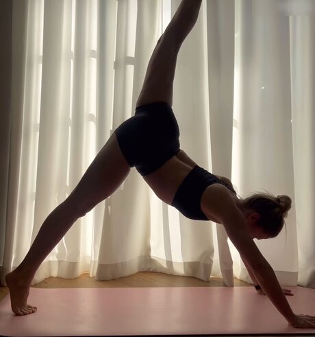 Cheyenne Pahde perfect actress images