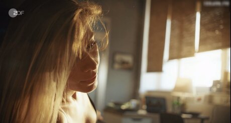 Cheyenne Pahde hot actress img