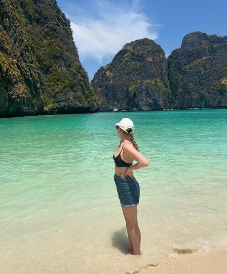 Nadine von relaxASMR nude pornstar photo