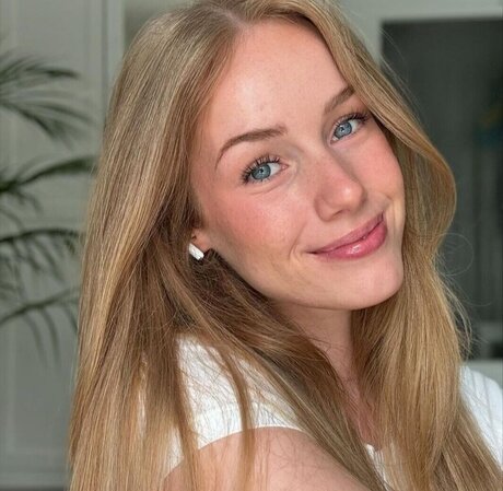 Nadine von relaxASMR nude pornstar picture