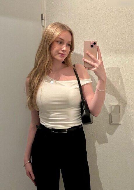 Nadine von relaxASMR model art pic