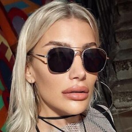 I rem Derici model hot pictures