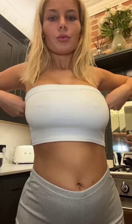 ThatYoungBlonde star sexy pics