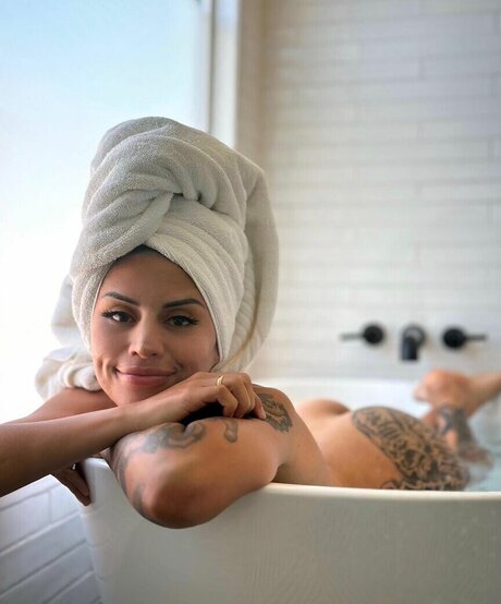 Breezy Foxx naked model picture