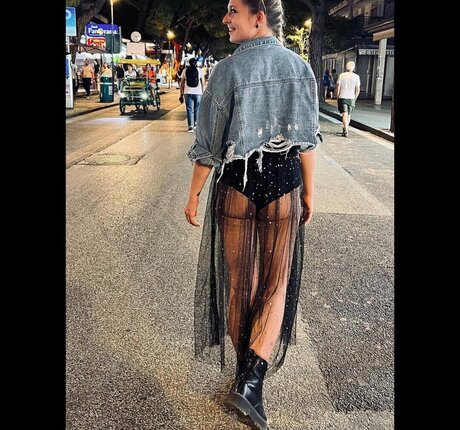 hi iam sara pretty model image