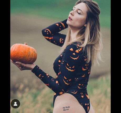 hi iam sara model high quality picture