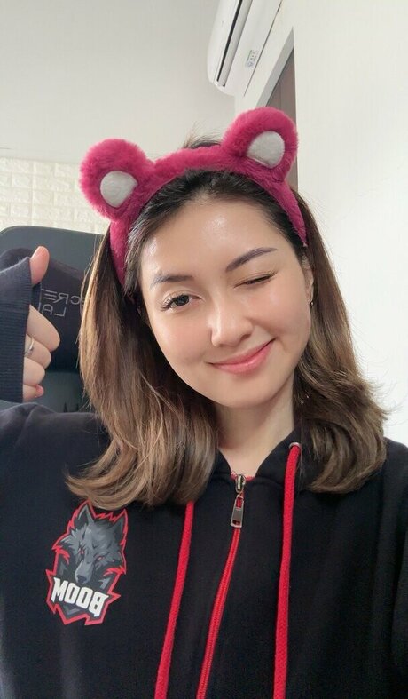 Swansage pretty actress pics